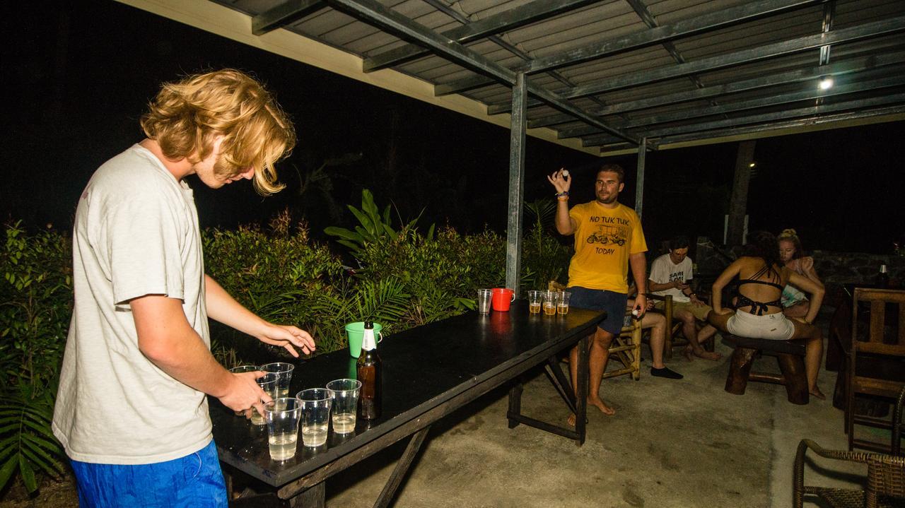 Love Station Hostel Baan Tai Buitenkant foto